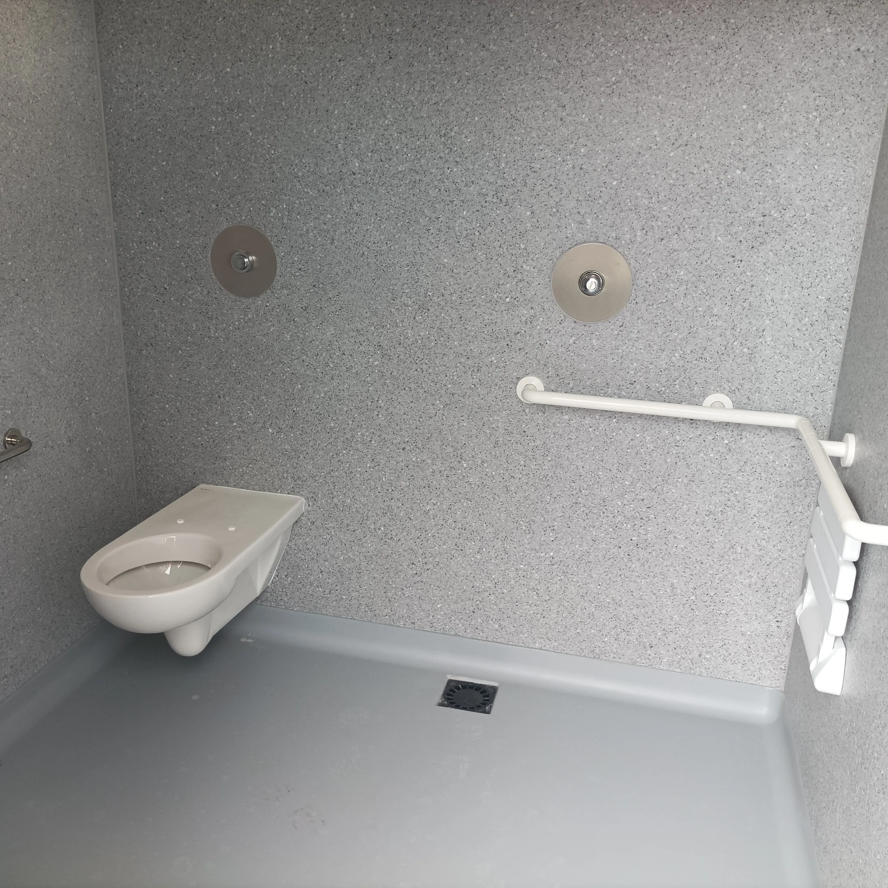 Sanitaires publics avec lavabos extérieurs gris